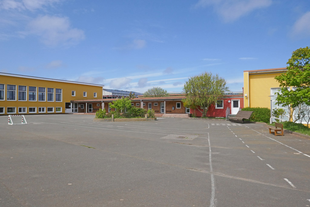 Der Schulhof der James-Kr&uuml;ss-Schule auf Helgoland mit wei&szlig;en Markierungen als Verkehrs&uuml;bungsplatz.