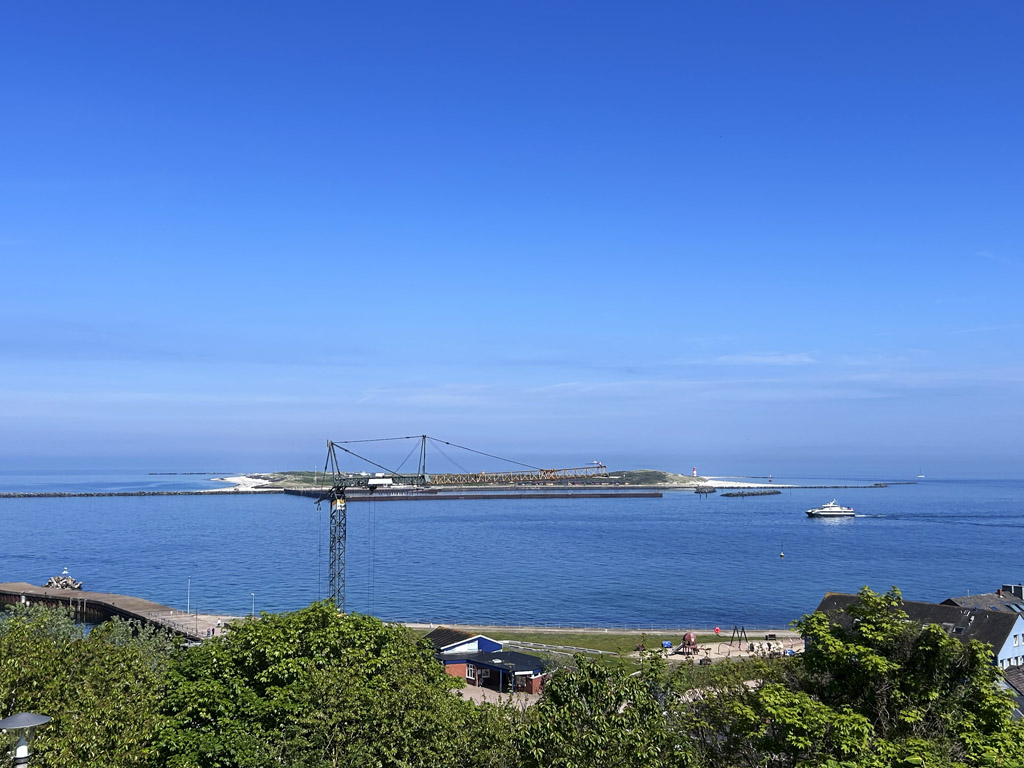Blick vom Falm zur D&uuml;ne vor der der Ausleger eines Krans am Aquarium zu sehen ist.
