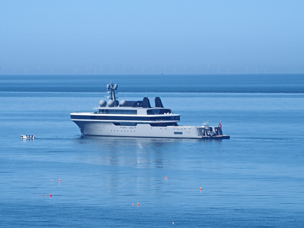Megayacht Cosmos auf der Nordreede vor Helgoland.