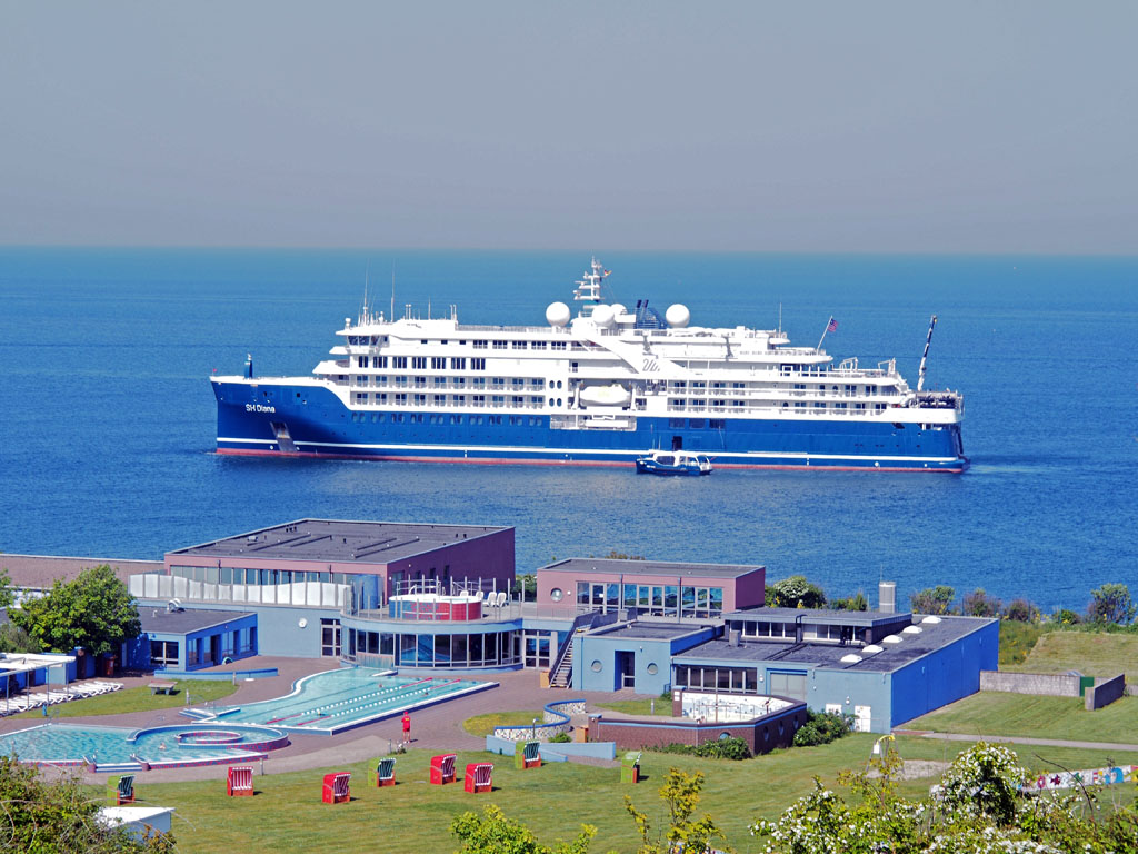 Kreuzfahrtschiff SH Diana ankert auf dem Fahrwasser vorm Schwimmbad auf Helgoland.