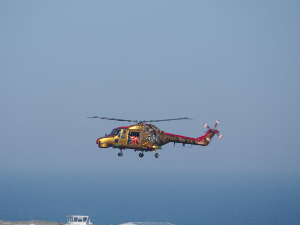 Hubschrauber MK88a-Sea Lynx &uuml;ber der S&uuml;dreede von Helgoland.
