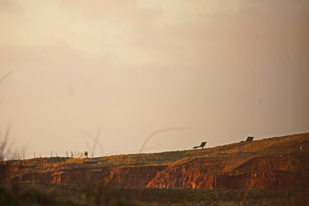 Riesige Sitzgelegenheiten an der Wesseite Helgolands von weitem gesehen.