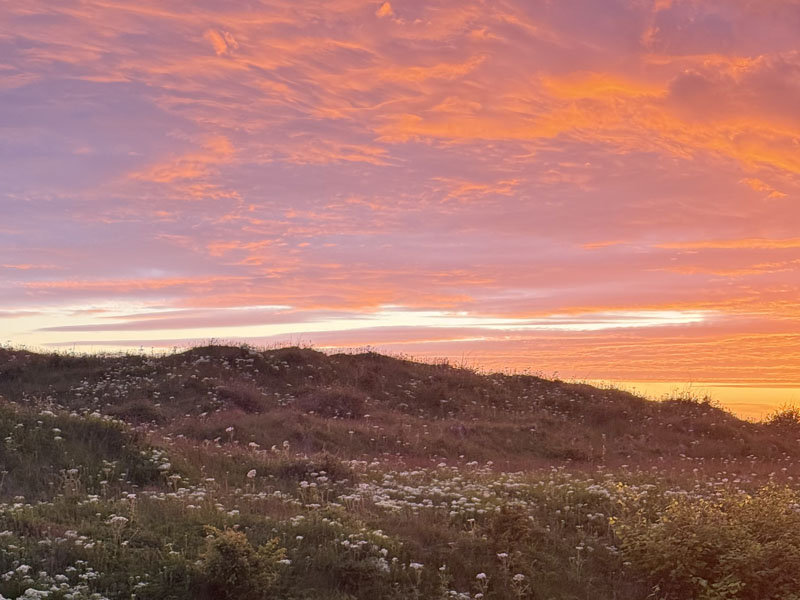 Rotgoldene Wolken ein paar Minuten nach Sonnenuntergang am Westhimmel Helgolands.