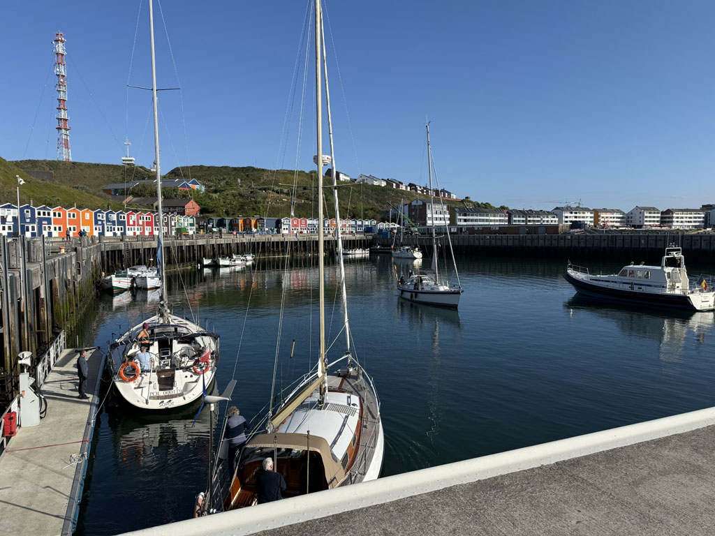 An der Bootstankstelle im Scheibenhafen auf Helgoland warten viele Boote aufs tanken.