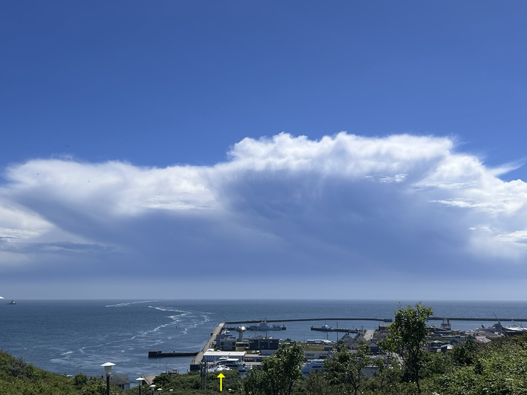 Blick von der Signalstation auf Helgoland Richtung Osten &uuml;ber den S&uuml;d- und Vorhafen mit pr&auml;chtigen Cumulonimbus capillatus incus Wolken und dem Kielwasser eines Schiffes bis zum Horizont.