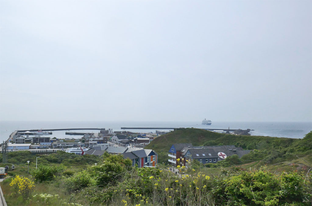 Kreuzfahrtschiff Mein Schiff 3 vor Helgolands Vorhafen vor Anker.
