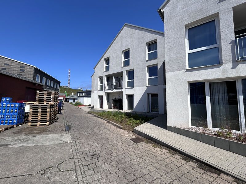 Die Christian-Jannsen-Stra&szlig;e auf Helgoland in nordwestlicher Richtung entlang geschaut.