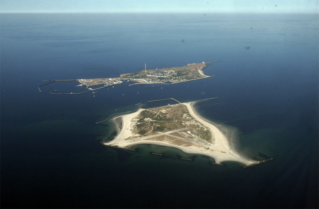 Helgoland und D&uuml;ne von Osten aus einem Flugzeug gesehen.