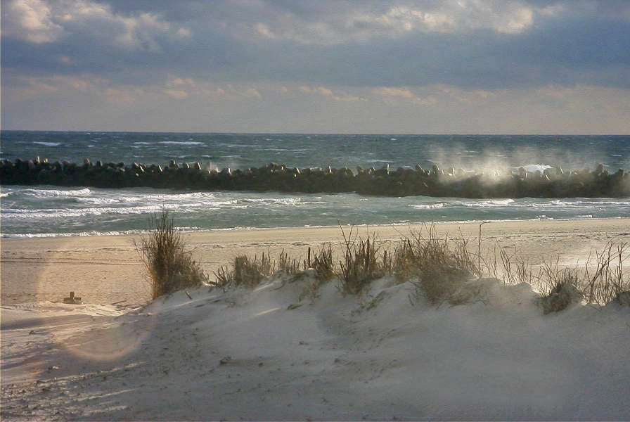 Sturmszene am S&uuml;dstrand der D&uuml;ne mit Wolken Gischt und Sand.