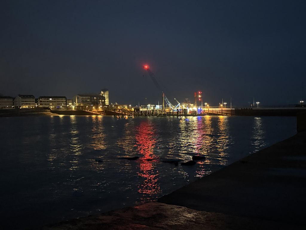 Abrissarbeiten an der Landungsbr&uuml;cke auf Helgoland bei Nacht.