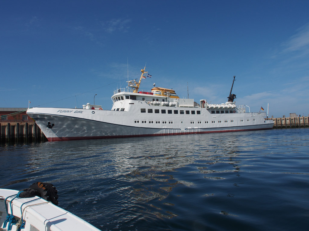 Funny Girl im S&uuml;dhafen aus einen B&ouml;rteboot von der Wasserseite aus gesehen.
