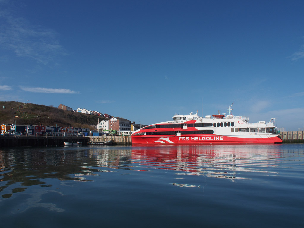 Katamaran Halunder Jet hat auf Helgoland im Scheibenhafen festgemacht.