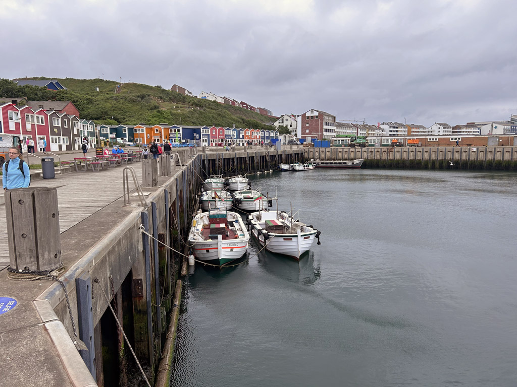 8 B&oum;rteboote haben im Scheibenafen auf Helgoland festgemacht.