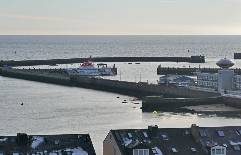 S&uuml;dhafen mit Augustamole auf Helgoland vom Oberland aus gesehen.