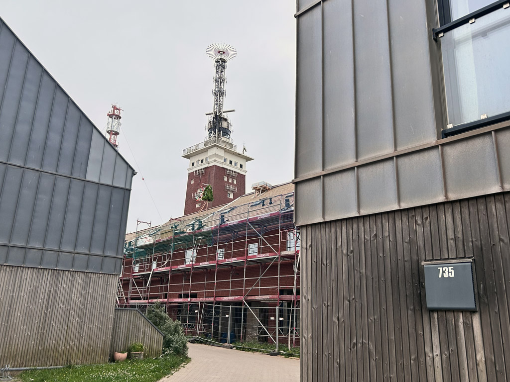 Ein Rictkranz auf dem Dach des Neubaus am Leuchtturm.
