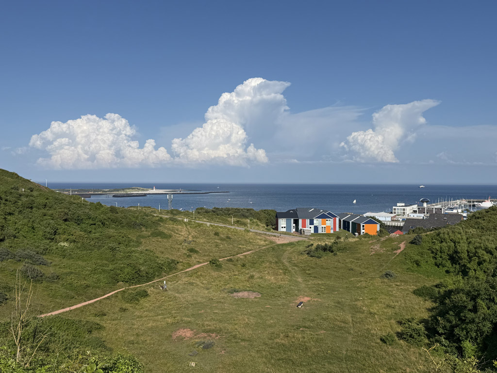Hochauft&uuml;rmende Gewitterwolken &uuml;ber dem schleswigholstinischem Festland von Helgoland aus gesehen.