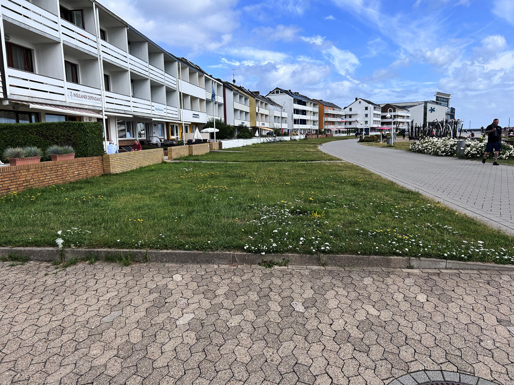 Die Kurpromeande am S&uuml;dstrand vor der Mahd.