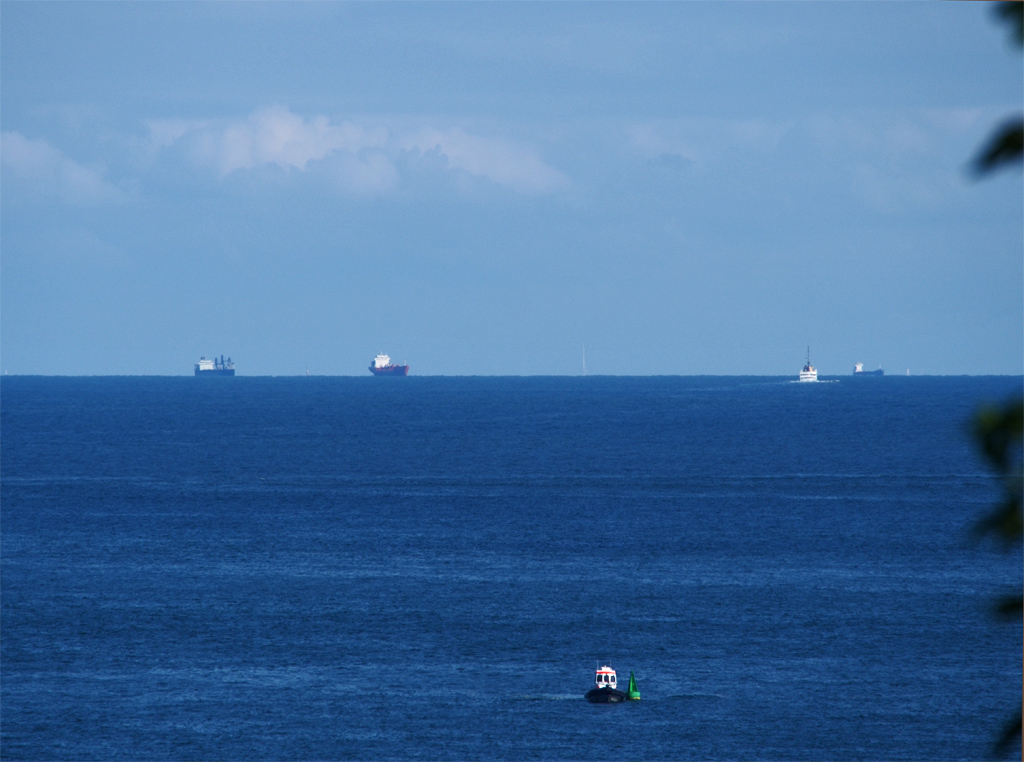 Blick vom Falm auf Helgoland zum Cuxhavener Fernseturm.
