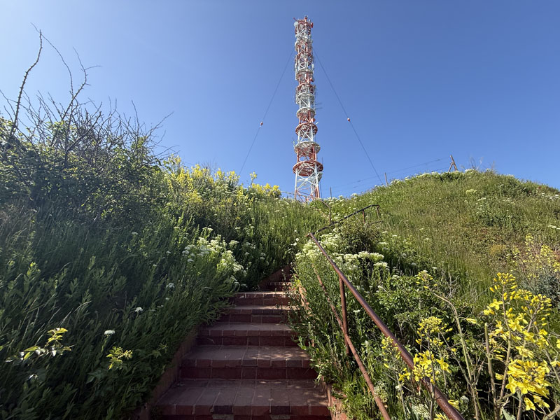 Eine Treppe auf Helgoland f&uuml;hrt vom Kraterrand der Sprengtrichter Mittelland an den Klippenrandweg beim Telekommast.
