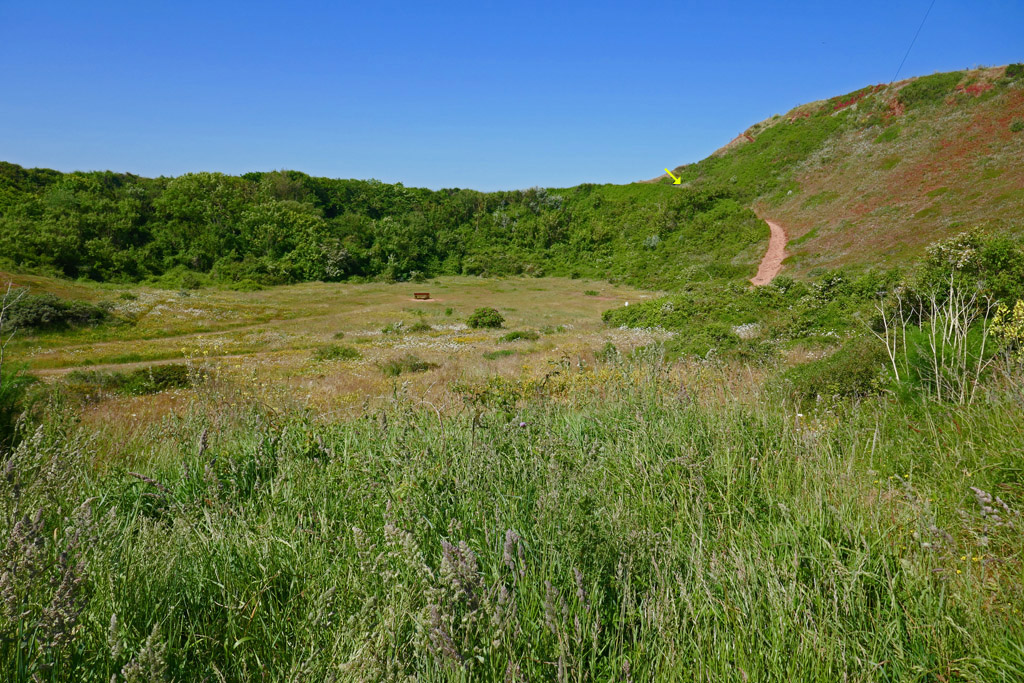 Eine Treppe auf Helgoland f&uuml;hrt vom Kraterrand der Sprengtrichter Mittelland an den Klippenrandweg beim Telekommast.