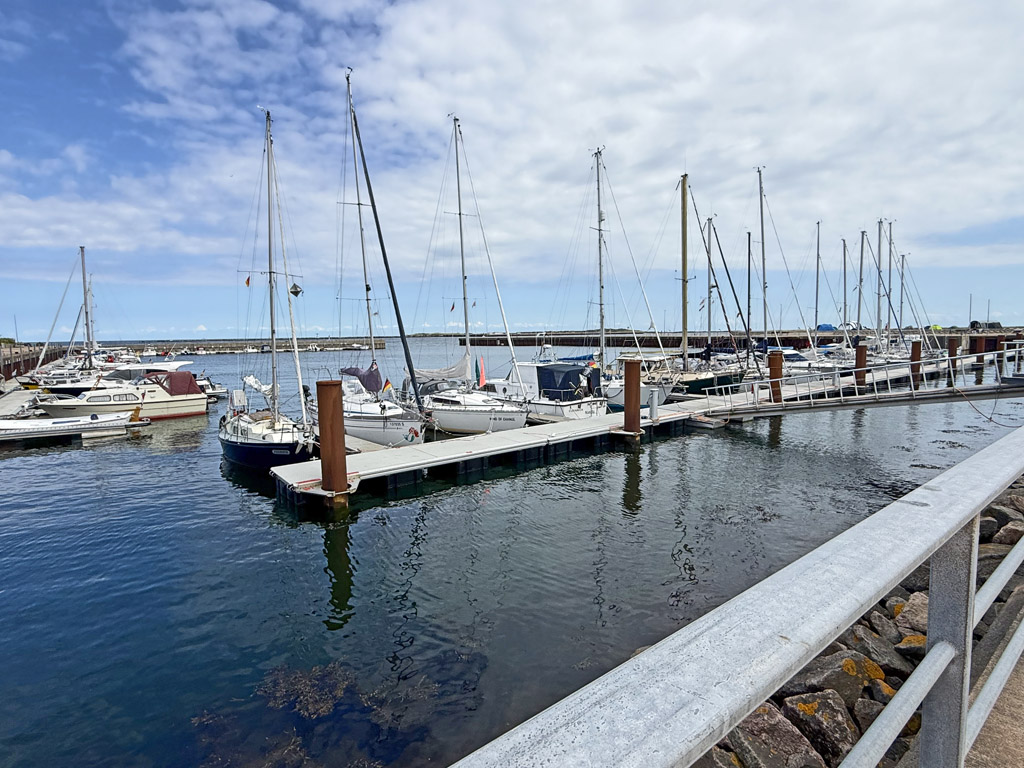 Viele Gastlieger an den Pontons im Nordosthafen auf Helgoland.