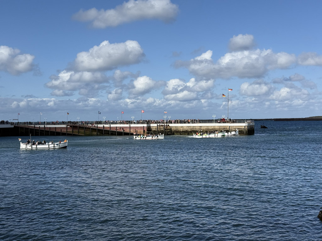 Statvorbereitungen zur B&ouml;rtebootregatta 2026 an der Landungsbr&uuml;cke auf Helgoland.
