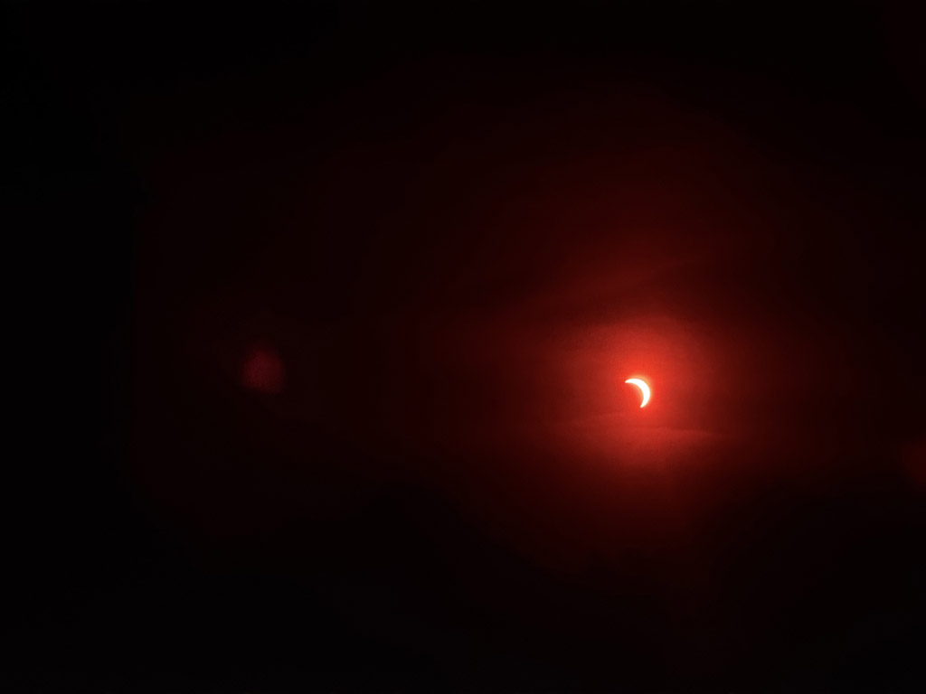 Die Sonne ist kurz vor Sonnenuntergang zu &frac34; durch den Mond verdeckt w&auml;hrend der Sonnenfinsternis 12.8.2026 von Helgoland aus gesehen.