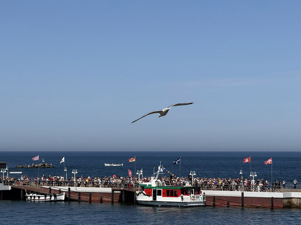 Die neue D&uuml;nef&auml;hre w&auml;hrend der Taufzeremonie an der Landungsbr&uuml;cke auf Helgoland.