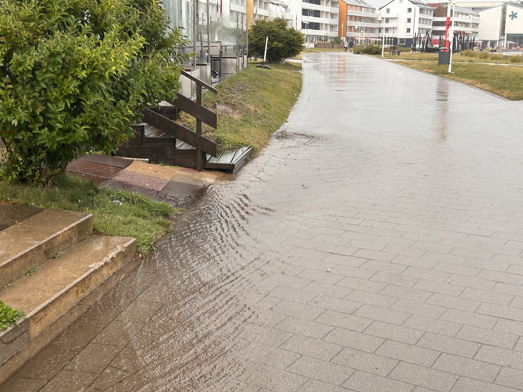 Nach einem Wolkenbruch quillt Wasser aus dem Regenwassersiel an der Kurpromenade.