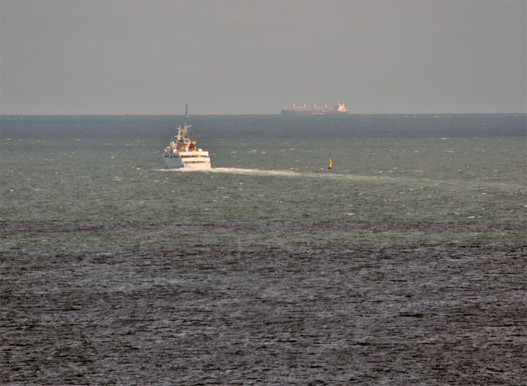 Das Passagierschiff Helgoland passiert auf dem Weg von Helgoland nach Cuxaven die Kardinaltonne D&uuml;neS&uuml;d n&ouml;rdlich.