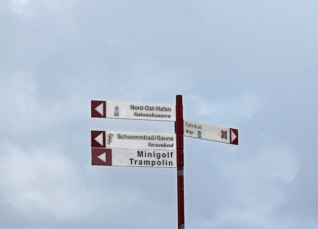 Hinweisschilder am D&uuml;senj&auml,gerweg auf Helgoland auf deutsch und helgol&auml;ndisch.