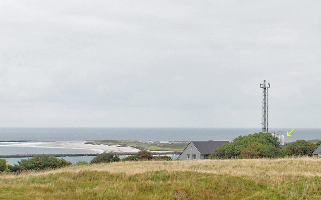 Die Vogelwarte Helgoland von der Westklippe aus gesehen.