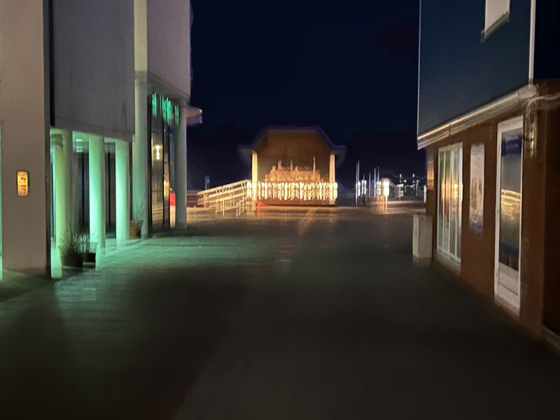 DEr Musikpavillon auf Helgoland um 17:45 Uhr am 23. Januar 2026 in n&auml;chtlichem Dunkel.