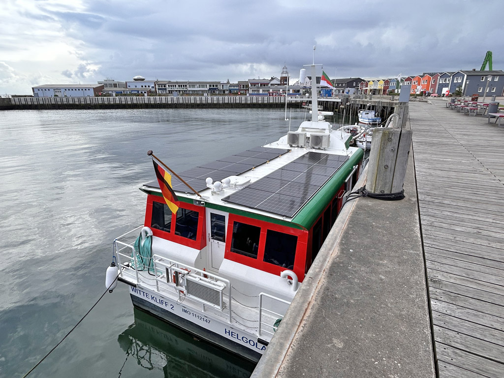 Die neue D&uuml;nef&auml;hre Witte Kliff Tau liegt festgemacht im Scheibenhafen.