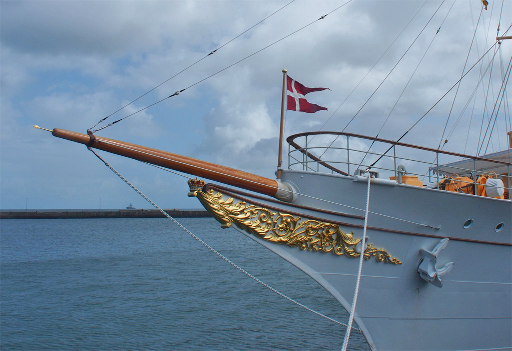 Das D&auml;nische K&ouml;nigsschiff Danebrog im S&uuml;dhafen auf Helgoland.