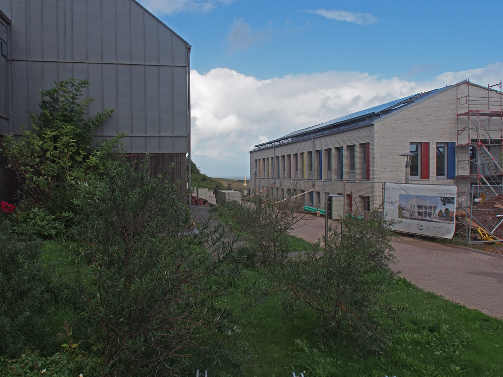In Bau befindliche Kindertagesst&auml;tte, Wohnen am Leuchtturm und Tor zum Meer im Bop Stak auf Helgoland.