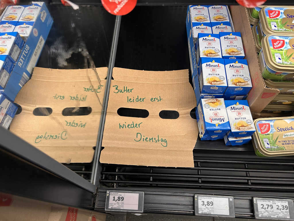 K&uuml;hlregal im Supermarkt auf Helgoland mit Handschriftlichen Schild "Butter leider erst wieder Dienstag"