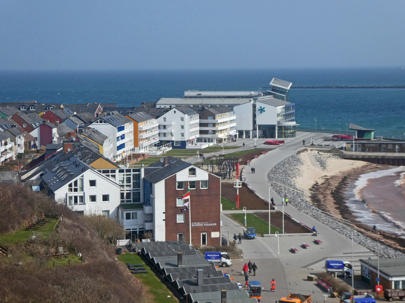 Die Strandpromenade Helgolands mit dem Arbeiterwohnheim Atoll im Hintergrud.