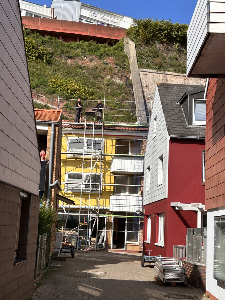 Ger&uuml;st ohne ausgiebige Ger&uuml;stsicherung an einem Haus auf Helgoland.