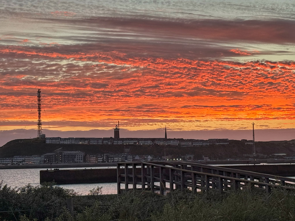 Helgoland zu und nach Sonnenuntergang von der D&uuml;ne aus gesehen.