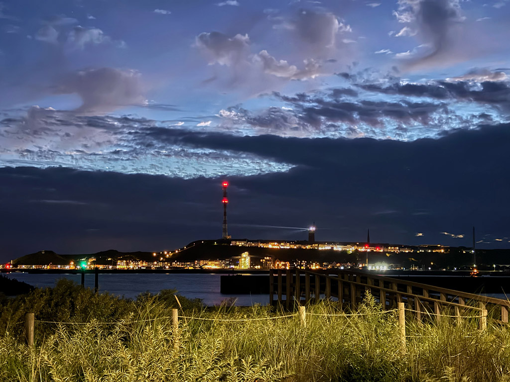 Helgoland zu und nach Sonnenuntergang von der D&uuml;ne aus gesehen.