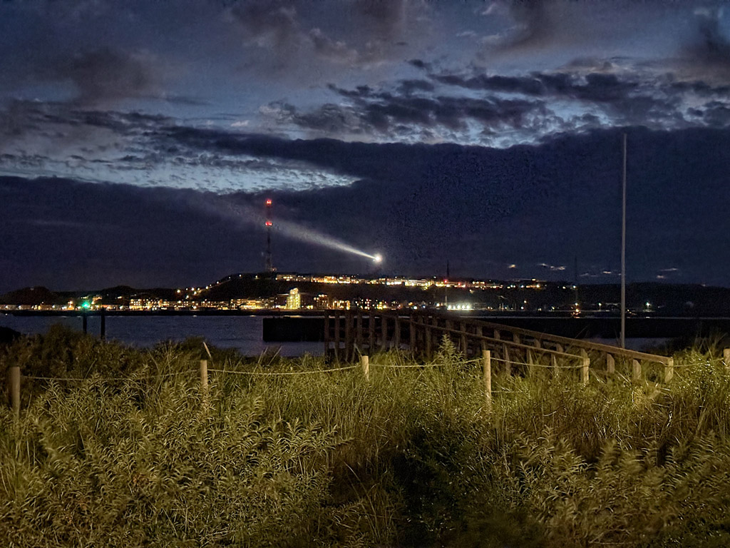 Helgoland zu und nach Sonnenuntergang von der D&uuml;ne aus gesehen.