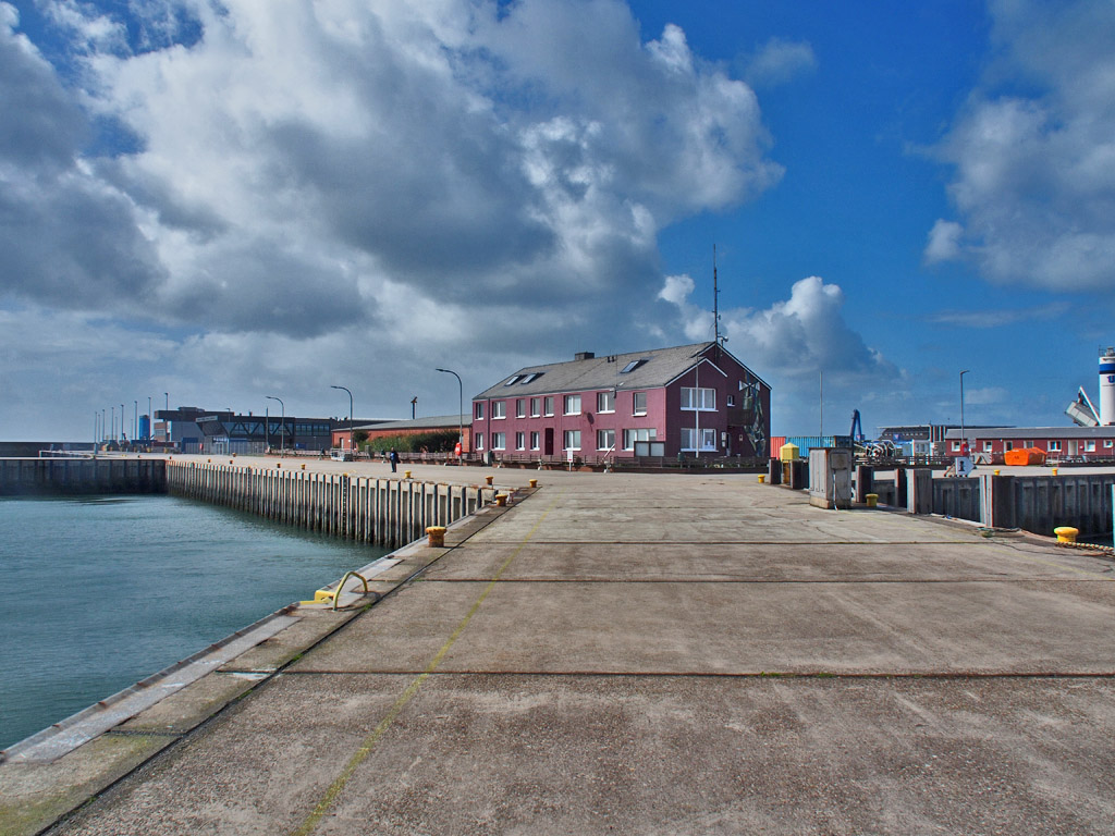 Das WSA-Geb&auml;ude im S&uuml;dhafen auf Helgoland vom Westdamm aus gesehen.