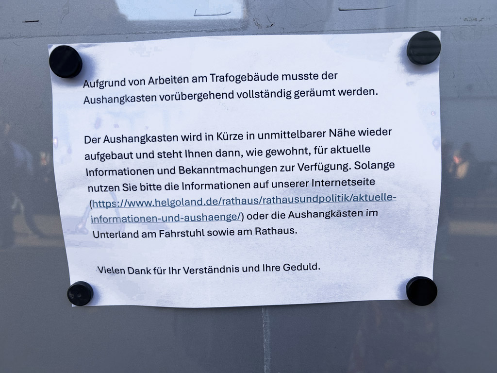 Das Trafoh&auml;uschen im Oberland am Bunkereingang mit einem einzelnen Zettel am Schwarzen Brett.