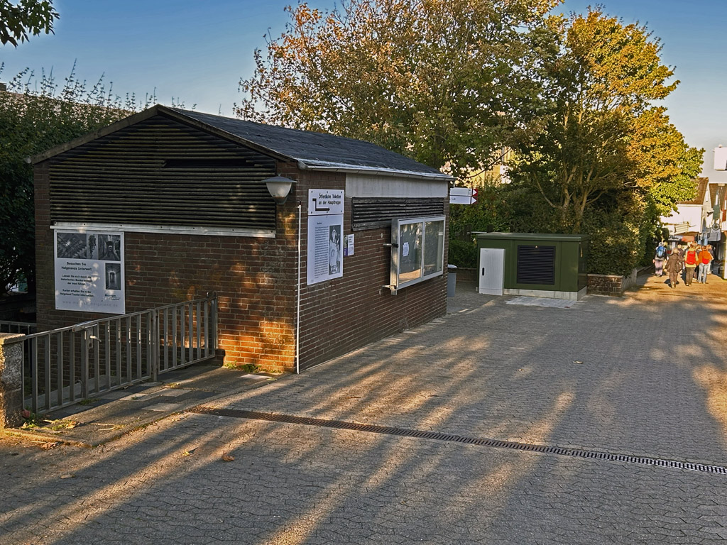 Das Trafoh&auml;uschen im Oberland am Bunkereingang mit dem neuen Trafo im gr&uuml;ne Kasten gleic nebenan.