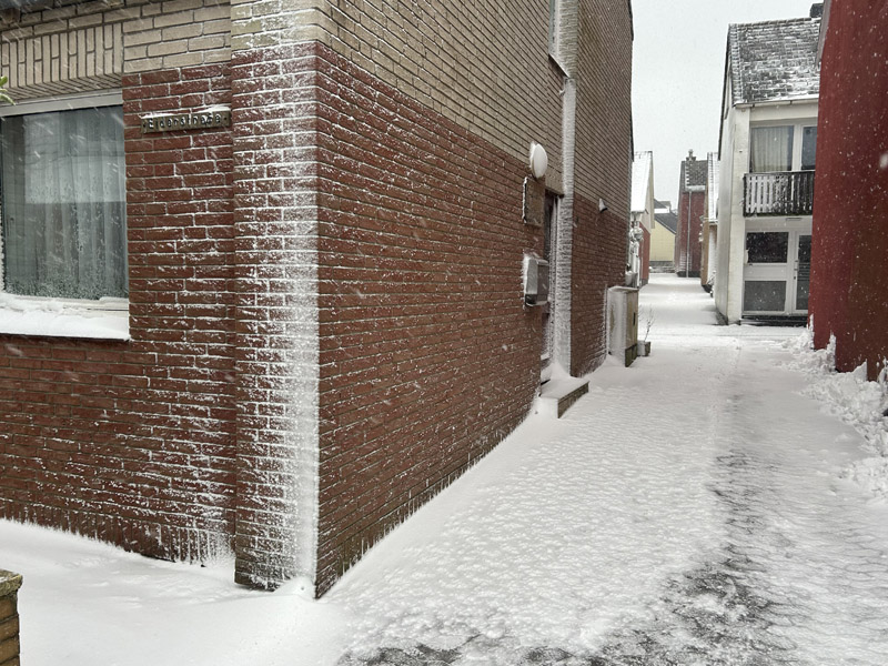Helgolands Gassen unter einer Schneeschicht.