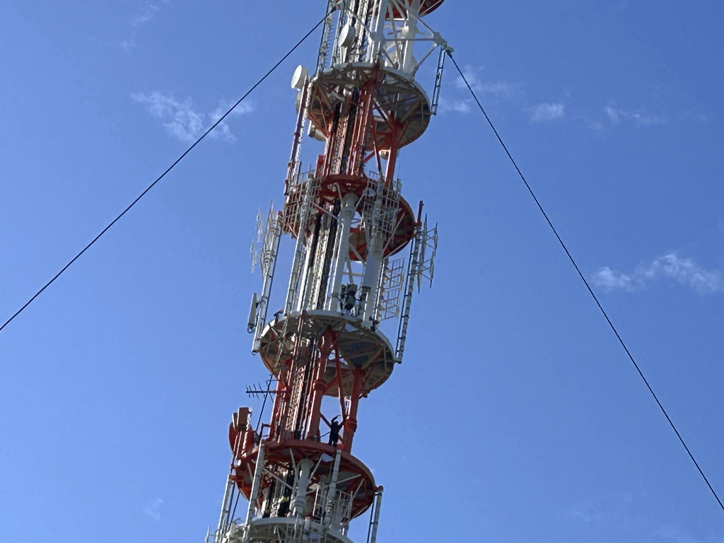 Ein Arbeiter auf halber H&ouml;he auf dem Postturm auf Helgoland.