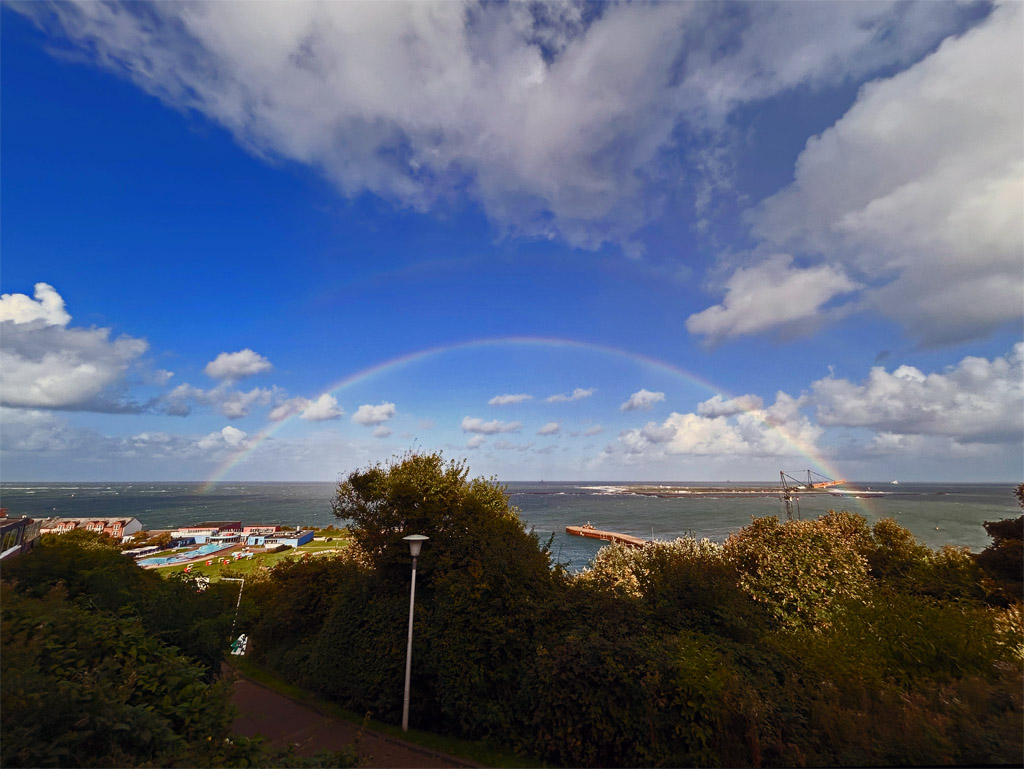 Regenbogen vom Schwimmbad auf Helgoland bis zum S&uuml;dstrand der D&uuml;ne.