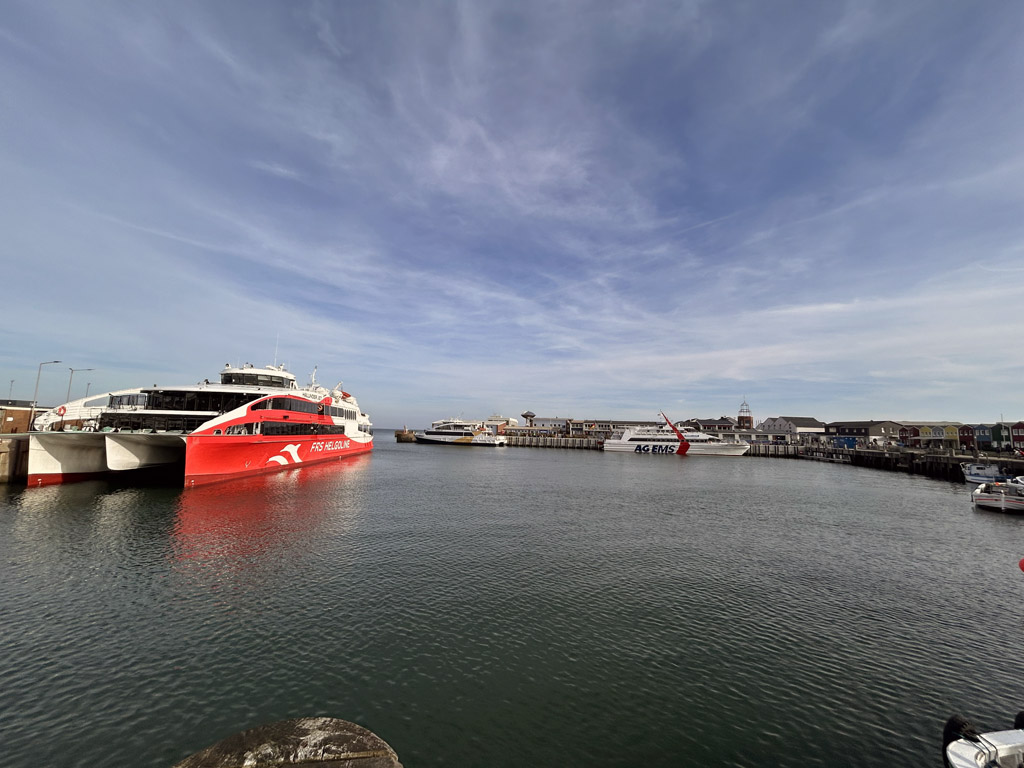 Halunder Jet, Adler Cat und Nordlicht im Scheibenhafen auf Helgoland.