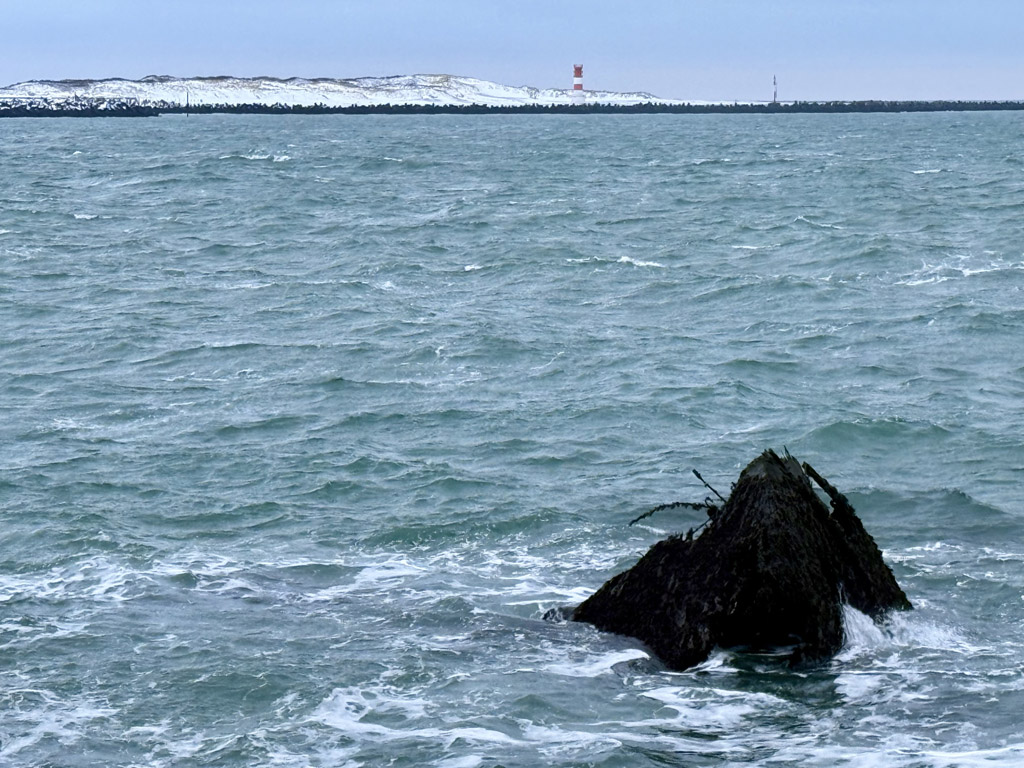 Der eingeschneite S&uuml;dstrand der D&uml;ne von der Augustamole aus gesehen.